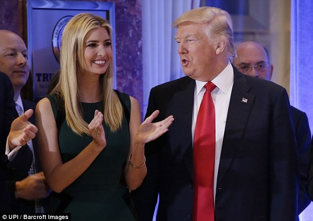 Dòng trạng thái đăng tải mới nhất trên trang Facebook,  con gái ông Donald Trump, cô Ivanka cho biết: "Chồng tôi, Jared và tôi sẽ chuyển tới sống ở Washington, nơi anh Jared sẽ làm Cố vấn cấp cao cho Tổng thống thứ 45 của Mỹ (tức ông Donald Trump). Tôi định dành thời gian để ổn định cho ba con ở nhà mới và trường mới. Khi cha tôi lên nhậm chức Tổng thống thứ 45 của nước Mỹ, tôi sẽ chính thức rời ban Tập đoàn Trump và công ty thời trang riêng. Tôi sẽ không tham gia vào công tác điều hành hay quản lý bất cứ công ty nào". Ảnh Daily Mail